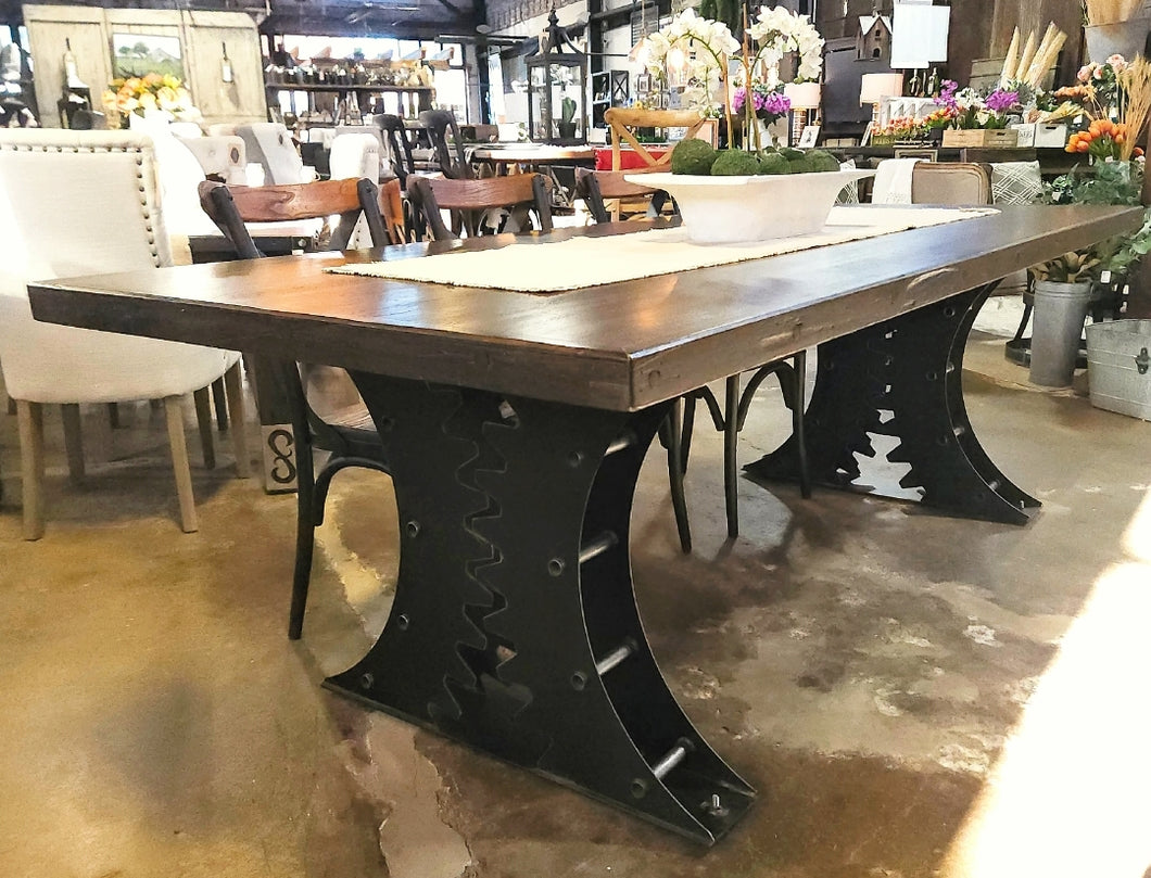Calces Dining Table